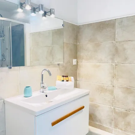 Tres Bel Face Au Port Santa -piscine Saint-Raphaël